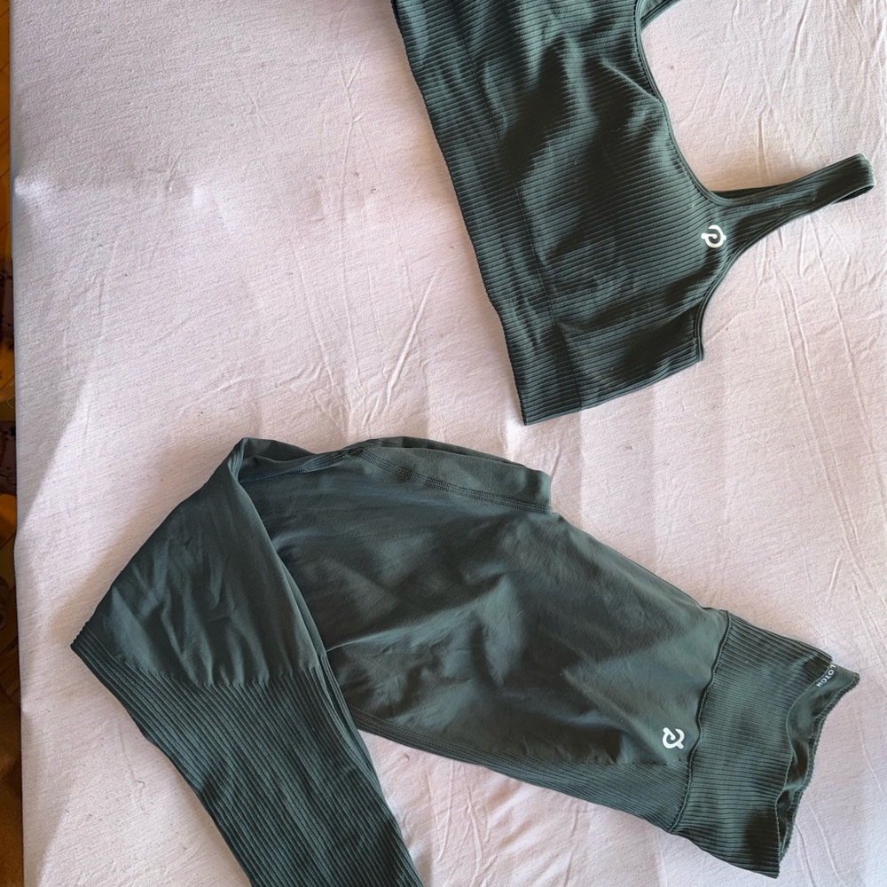 Peloton Dark Green Ribbed Sports Bra and Leggings Set XL/XXL